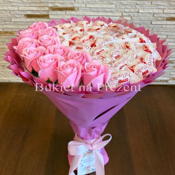 Słodki jadalny bukiet r&oacute;żowy z cukierkami Raffaello i 11 mydlanych r&oacute;ż (średnica 30 cm)