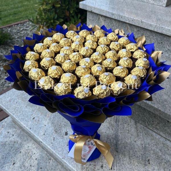 Подарунок на 50-річний ювілей солодкий букет з цукерок Ferrero RocherRaffaello (50 цукерок)  bgs043 (ф=29) (50 szt) niebieski i złoty фото