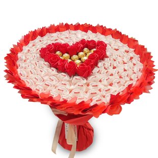 Słodki mega bukiet na prezent z cukierkami Raffaello, Ferrero Rocher i różami mydlanymi w kształcie serca (Średnica 50 cm)