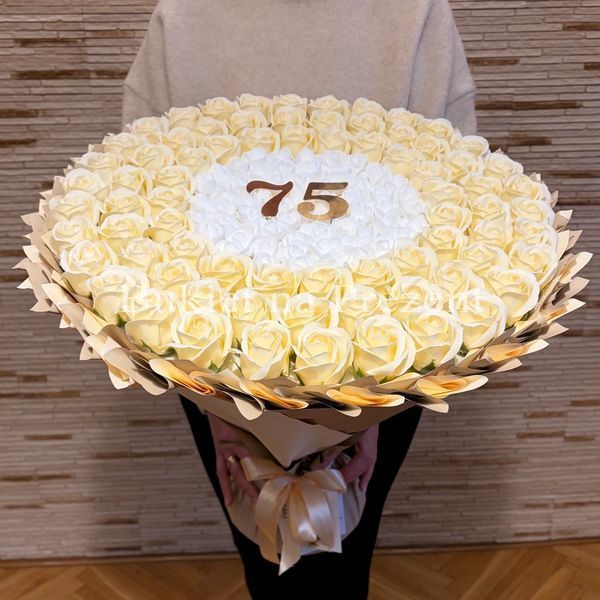 Подарунок на 75 років. Букет із мильних троянд 75 шт. bg075 (75 szt / f48) beżowy фото