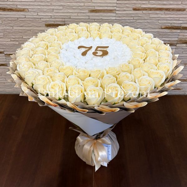 Подарунок на 75 років. Букет із мильних троянд 75 шт. bg075 (75 szt / f48) beżowy фото
