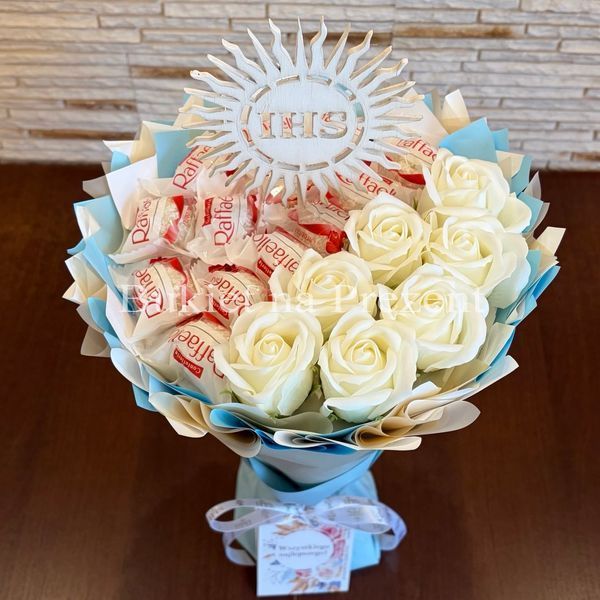 Сладкий съедобный букет с конфетами Raffaello и 7 мыльных роз (диаметр 20 см) Комуния bgs020 niebieski Komunia фото