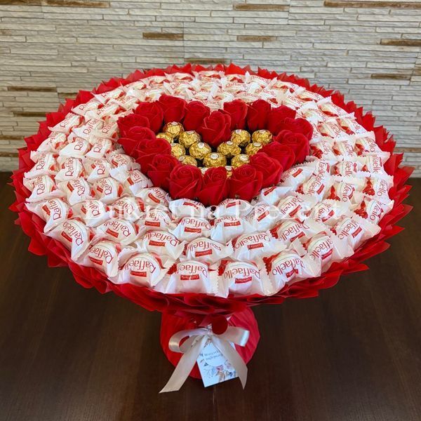 Сладкий мега букет на презент с конфетами Raffaello, Ferrero и мыльными розами в форме сердца (диаметр 50 см) bgs016 фото
