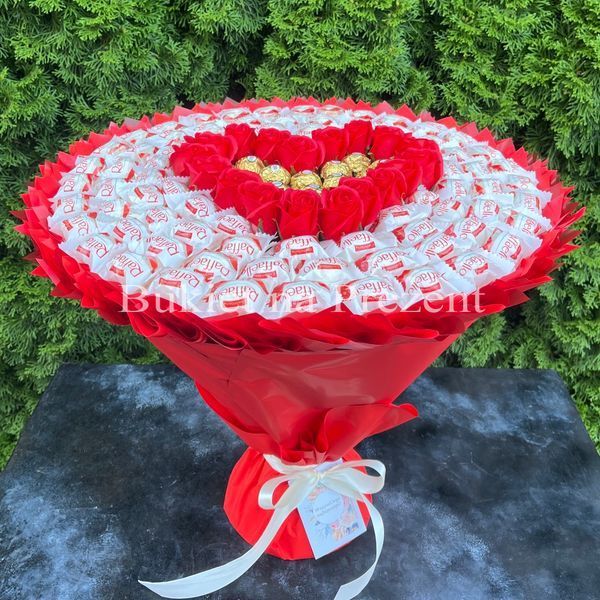 Солодкий мега букет на презент з цукерками Raffaello, Ferrero та мильними трояндами у формі серця (діаметр 50 см) bgs016 фото