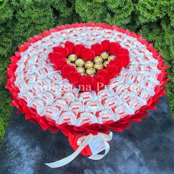 Солодкий мега букет на презент з цукерками Raffaello, Ferrero та мильними трояндами у формі серця (діаметр 50 см) bgs016 фото