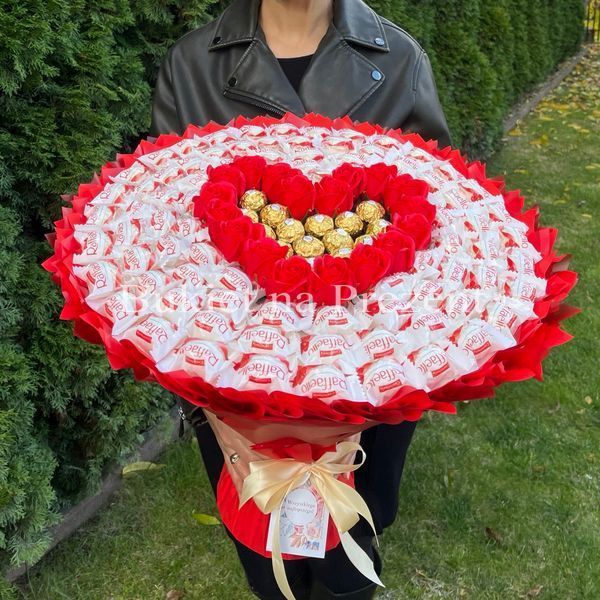 Солодкий мега букет на презент з цукерками Raffaello, Ferrero та мильними трояндами у формі серця (діаметр 50 см) bgs016 фото