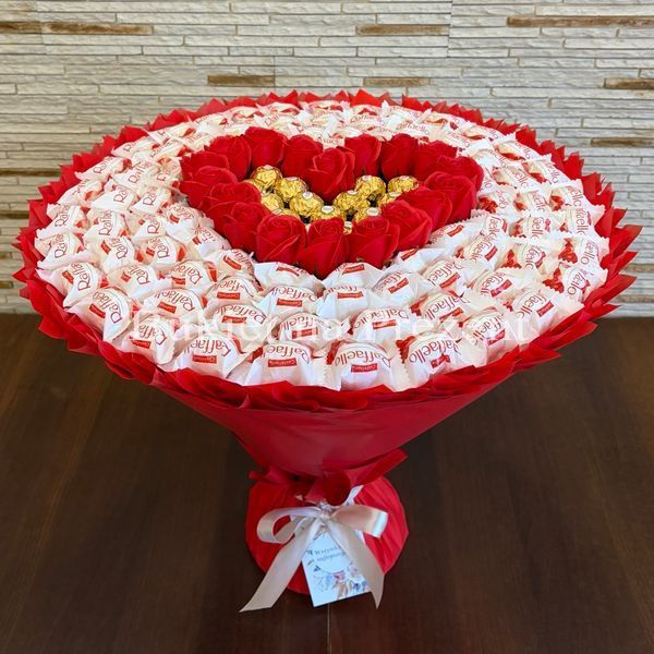 Сладкий мега букет на презент с конфетами Raffaello, Ferrero и мыльными розами в форме сердца (диаметр 50 см) bgs016 фото