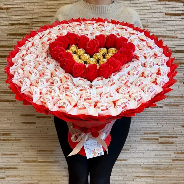 Сладкий мега букет на презент с конфетами Raffaello, Ferrero и мыльными розами в форме сердца (диаметр 50 см) bgs016 фото