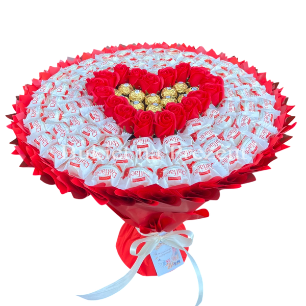 Солодкий мега букет на презент з цукерками Raffaello, Ferrero та мильними трояндами у формі серця (діаметр 50 см) bgs016 фото