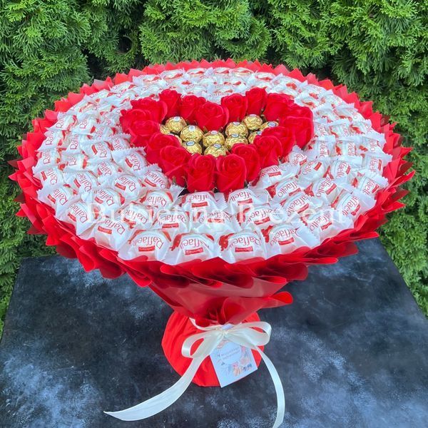 Солодкий мега букет на презент з цукерками Raffaello, Ferrero та мильними трояндами у формі серця (діаметр 50 см) bgs016 фото