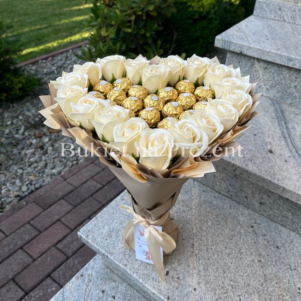 Сладкий букет в форме сердца цвета слоновой кости с конфетами Ferrero Rocher и 18 шт мыльных роз. Подарок на 18 20 лет bgs028 kośc słoniowa фото