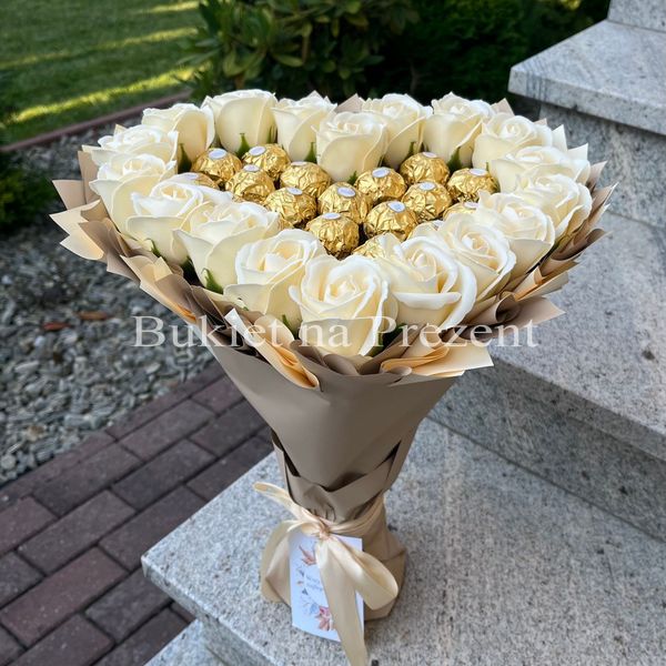 Сладкий букет в форме сердца цвета слоновой кости с конфетами Ferrero Rocher и 18 шт мыльных роз. Подарок на 18 20 лет bgs028 kośc słoniowa фото