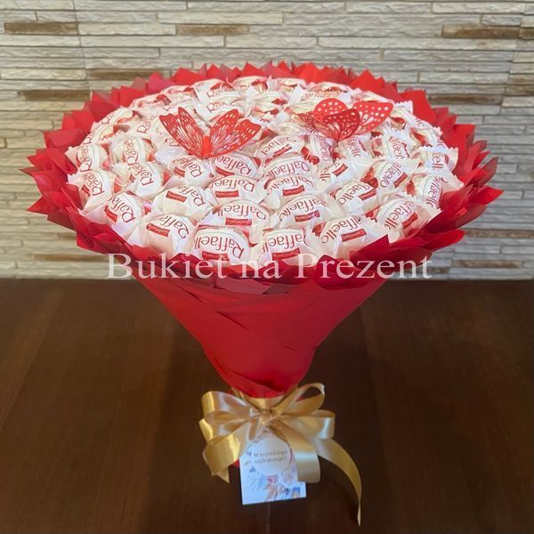 Prezent na 55 Urodziny lub Rocznicę Ślubu, Imeniny, Ślub, Wesele. Słodki bukiet ze słodyczy Raffaello (55 sztuk cukierk&oacute;w)