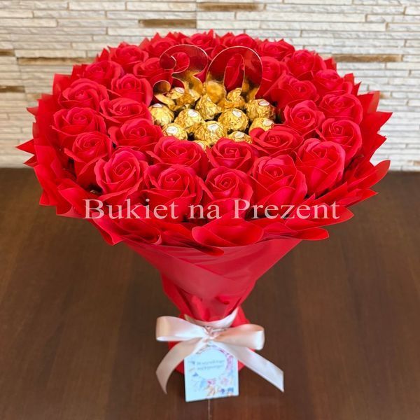 Prezent na 30 Urodziny, Imeniny, Ślub, Rocznicę Ślubu. Słodki bukiet Ferrero Rocher i r&oacute;że czerwone.