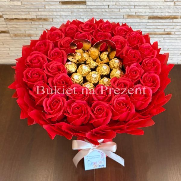 Prezent na 30 Urodziny, Imeniny, Ślub, Rocznicę Ślubu. Słodki bukiet Ferrero Rocher i r&oacute;że czerwone.