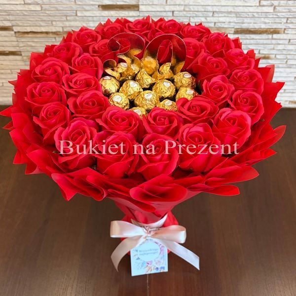 Prezent na 30 Urodziny, Imeniny, Ślub, Rocznicę Ślubu. Słodki bukiet Ferrero Rocher i r&oacute;że czerwone.