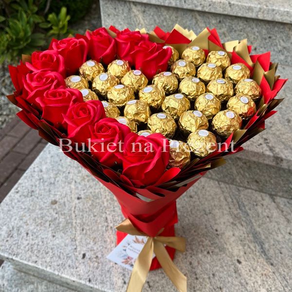 Słodki bukiet w kształcie serca kolory kości słoniowej z cukierkami Ferrero Rocher 30 szt i mydlanych róż 10 szt. Prezent na 40 30 10 urodziny