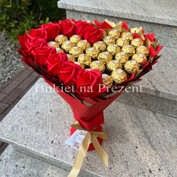 Сладкий букет в форме сердца цвета слоновой кости с конфетами Ferrero Rocher 30 шт и мыльных роз 10шт. Подарок на 40 30 10 лет bgs044 czerwony i złoty serce фото