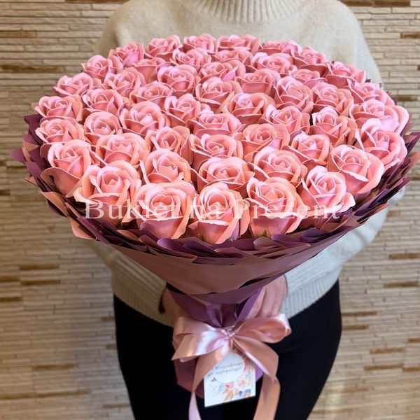 Подарок на 50 лет. Букет из мыльных роз 50 шт. bg005 r&oacute;że Puder=Dark Pink f33 фото