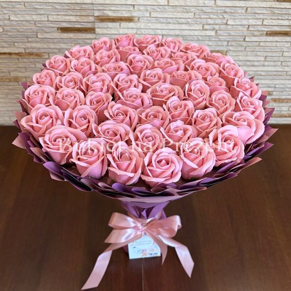 Подарок на 50 лет. Букет из мыльных роз 50 шт. bg005 r&oacute;że Puder=Dark Pink f33 фото