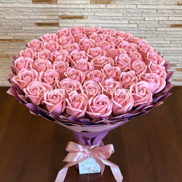 Подарок на 50 лет. Букет из мыльных роз 50 шт. bg005 r&oacute;że Puder=Dark Pink f33 фото