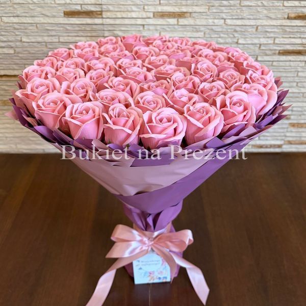 Подарок на 50 лет. Букет из мыльных роз 50 шт. bg005 r&oacute;że Puder=Dark Pink f33 фото