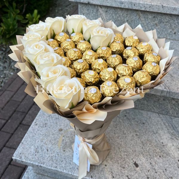 Солодкий букет у формі серця червоно-золотий з цукермами  Ferrero Rocher 30 шт та мильних троянд 10 шт. Подарунок на 40 30 10 років bgs044 kośc słoniowa фото