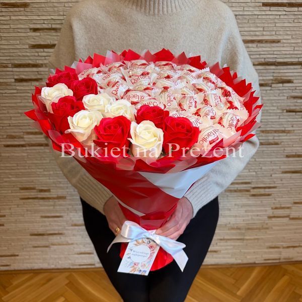 Słodki jadalny bukiet czerwony i biały z cukierkami Raffaello i 11 mydlanych r&oacute;ż (średnica 30 cm)