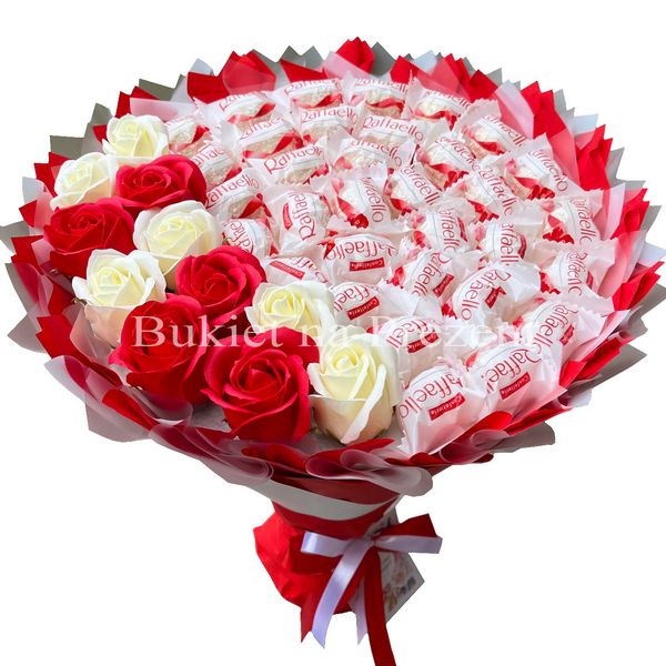 Słodki jadalny bukiet czerwony i biały z cukierkami Raffaello i 11 mydlanych róż (średnica 30 cm)