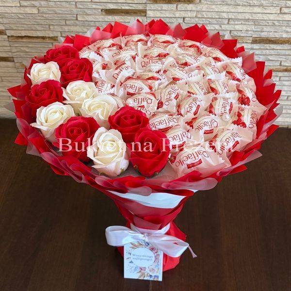 Słodki jadalny bukiet czerwony i biały z cukierkami Raffaello i 11 mydlanych r&oacute;ż (średnica 30 cm)