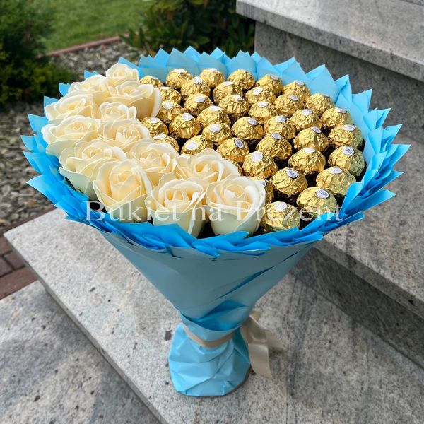 Сладкий съедобный букет сине-золотой с конфетами Ferrero Rocher 40 шт и мыльных роз Подарок на 40 лет bgs024 błękitny фото