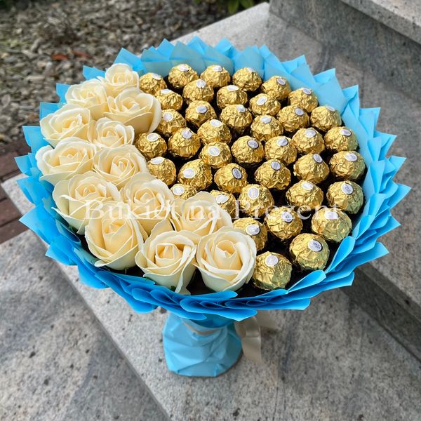 Солодкий їстівний букет синьо-золотий Ferrero Rocher 40 шт та мильних троянд Подарунок на 40 років  bgs024 błękitny фото