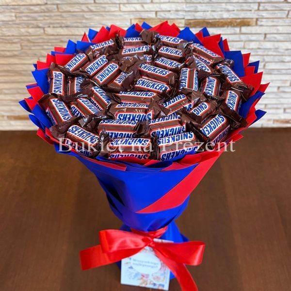 Солодкий їстівний букет із цукерками Snickers (Снікерс) (діаметр 20 см) snickers f19 фото