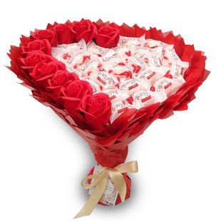 Сладкий букет в форме сердца красный с конфетами Raffaello 25 шт и 10 шт мыльных роз Подарок на 25 лет bgs023 czerwony фото