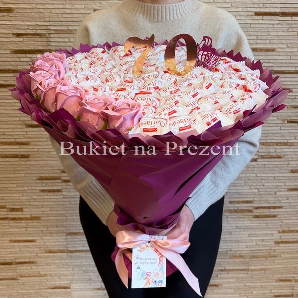 Prezent na 70 urodziny, słodki bukiet ze słodyczy Raffaello (70 sztuk cukierk&oacute;w i mydlanych r&oacute;ż)