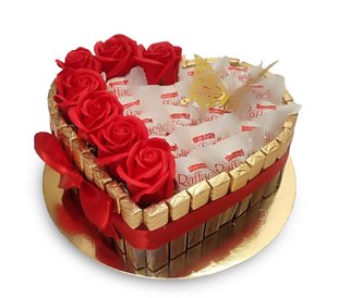 Słodki prezent w kształcie serca z cukierkami Raffaello, Merci i różami mydlanymi