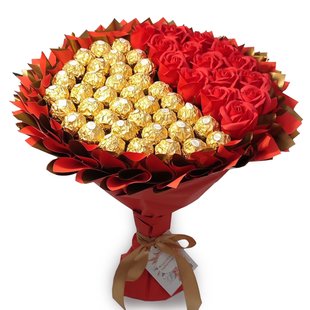 Prezent na 40 urodziny. Słodki czerwony i złoty bukiet ze słodyczy Ferrero Rocher 40 szt i 13 szt mydlanych róż