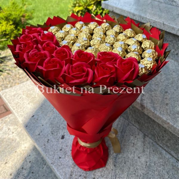 Солодкий їстівний букет червоно-золотий Ferrero Rocher 40 шт та 15 шт мильних троянд Подарунок на 40 років  bgs024 czerwony i złoty фото