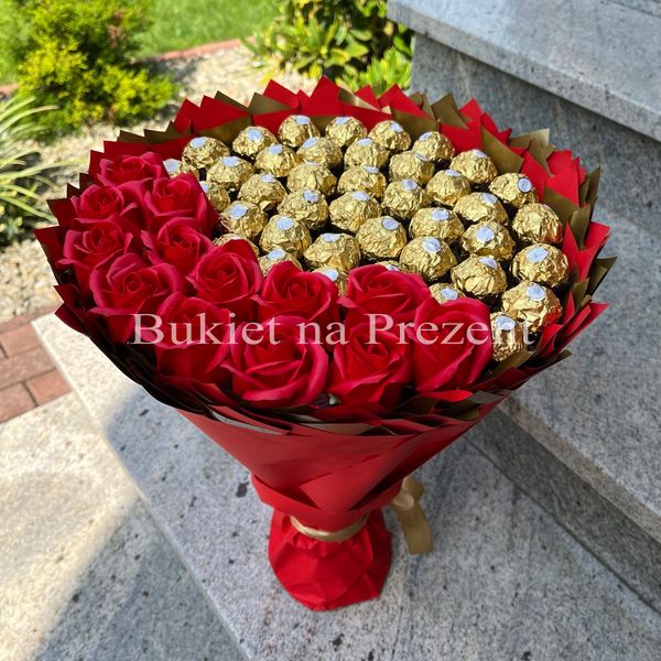 Сладкий съедобный букет красно-золотой с конфетами Ferrero Rocher 40 шт и 15 шт мыльных роз Подарок на 40 лет bgs024 czerwony i złoty фото