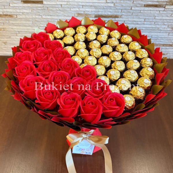 Prezent na 60 18 urodziny. Słodki czerwony i złoty bukiet ze słodyczy Ferrero Rocher 42 szt i 18 szt mydlanych r&oacute;ż
