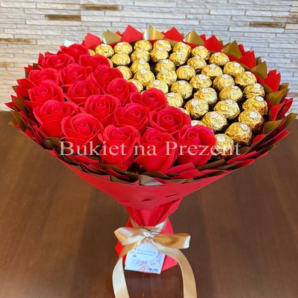 Prezent na 60 18 urodziny. Słodki czerwony i złoty bukiet ze słodyczy Ferrero Rocher 42 szt i 18 szt mydlanych r&oacute;ż