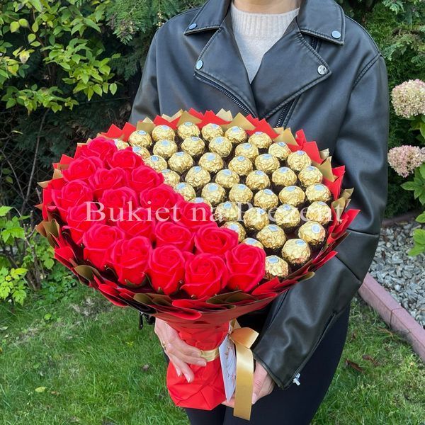 Солодкий їстівний букет червоно-золотий Ferrero Rocher 42 шт та 18 шт мильних троянд Подарунок на 60 років  bgs036 czerwony i złoty (42+18r&oacute;ż / f33) фото