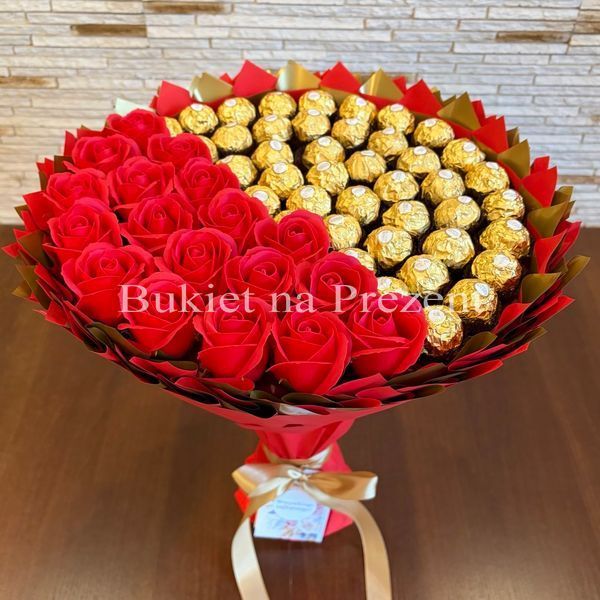 Prezent na 60 18 urodziny. Słodki czerwony i złoty bukiet ze słodyczy Ferrero Rocher 42 szt i 18 szt mydlanych r&oacute;ż
