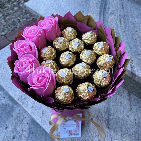 Słodki bukiet różowy i złoty z Ferrero Rocher i 5 mydlanych róż (średnica 20 cm)