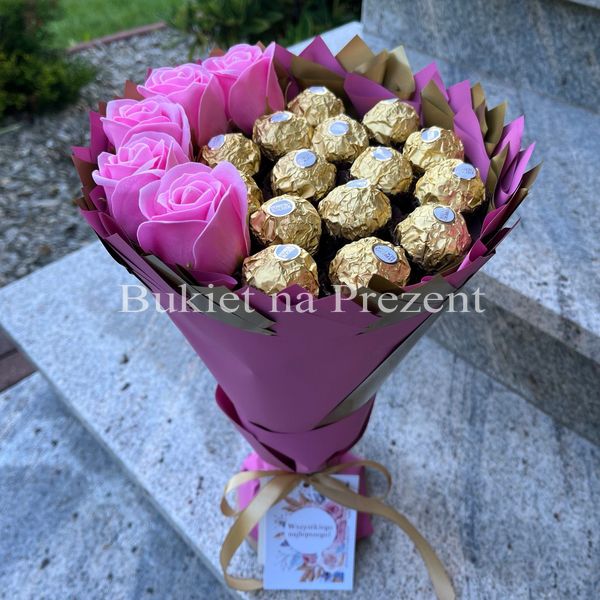 Słodki bukiet różowy i złoty z Ferrero Rocher i 5 mydlanych róż (średnica 20 cm)