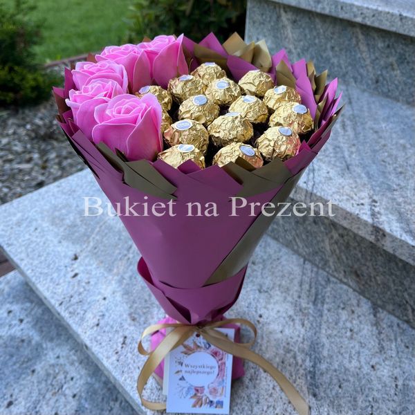 Słodki bukiet różowy i złoty z Ferrero Rocher i 5 mydlanych róż (średnica 20 cm)