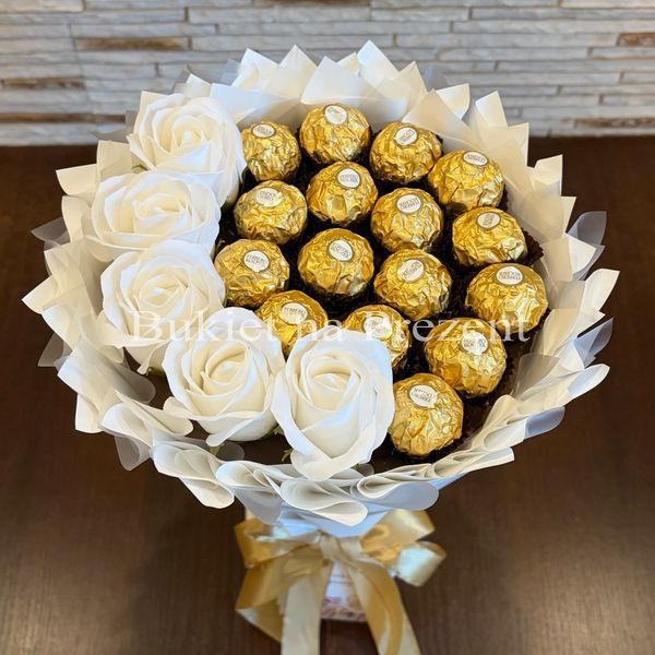 Солодкий їстівний букет з Ferrero Rocher та 5 мильних троянд, білий bgs007 biały фото