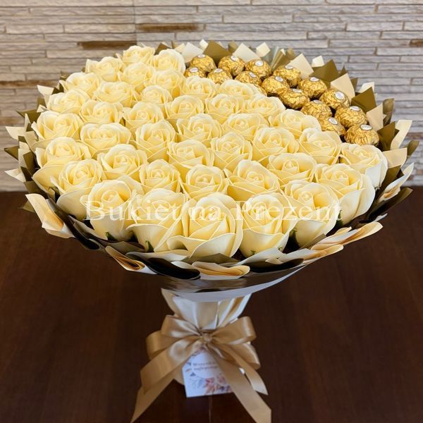 Подарочный набор из конфет Ferrero Rocher 22 шт и мыльных вечных роз 40 шт bgs002 beżowy i złoty фото