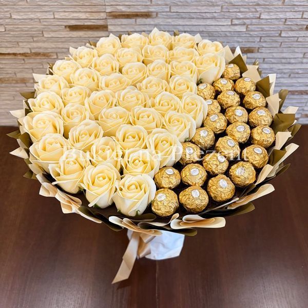 Подарочный набор из конфет Ferrero Rocher 22 шт и мыльных вечных роз 40 шт bgs002 beżowy i złoty фото