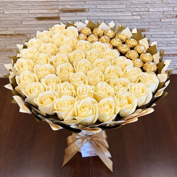 Подарочный набор из конфет Ferrero Rocher 22 шт и мыльных вечных роз 40 шт bgs002 beżowy i złoty фото